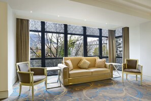 Suite, 1 soverom (New building) | Oppholdsrom | Flatskjerm-TV og filmkjøp