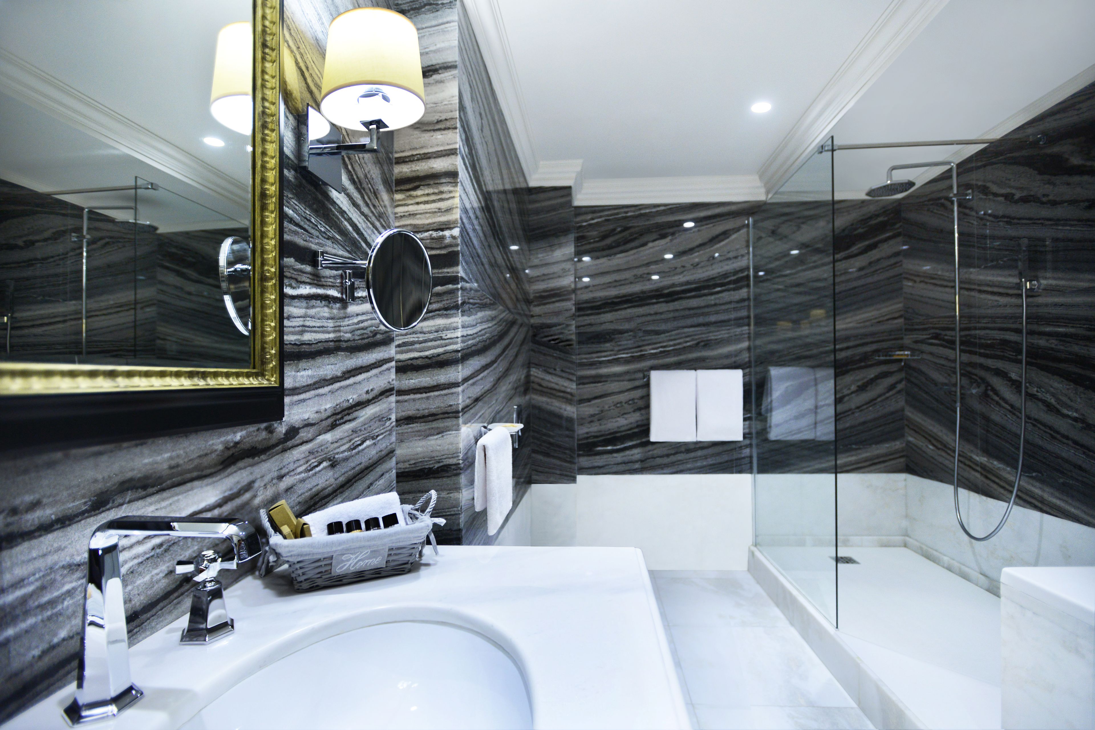 suite, 1 bedroom (new building) | bathroom | shower, free toiletries, hair dryer, slippers