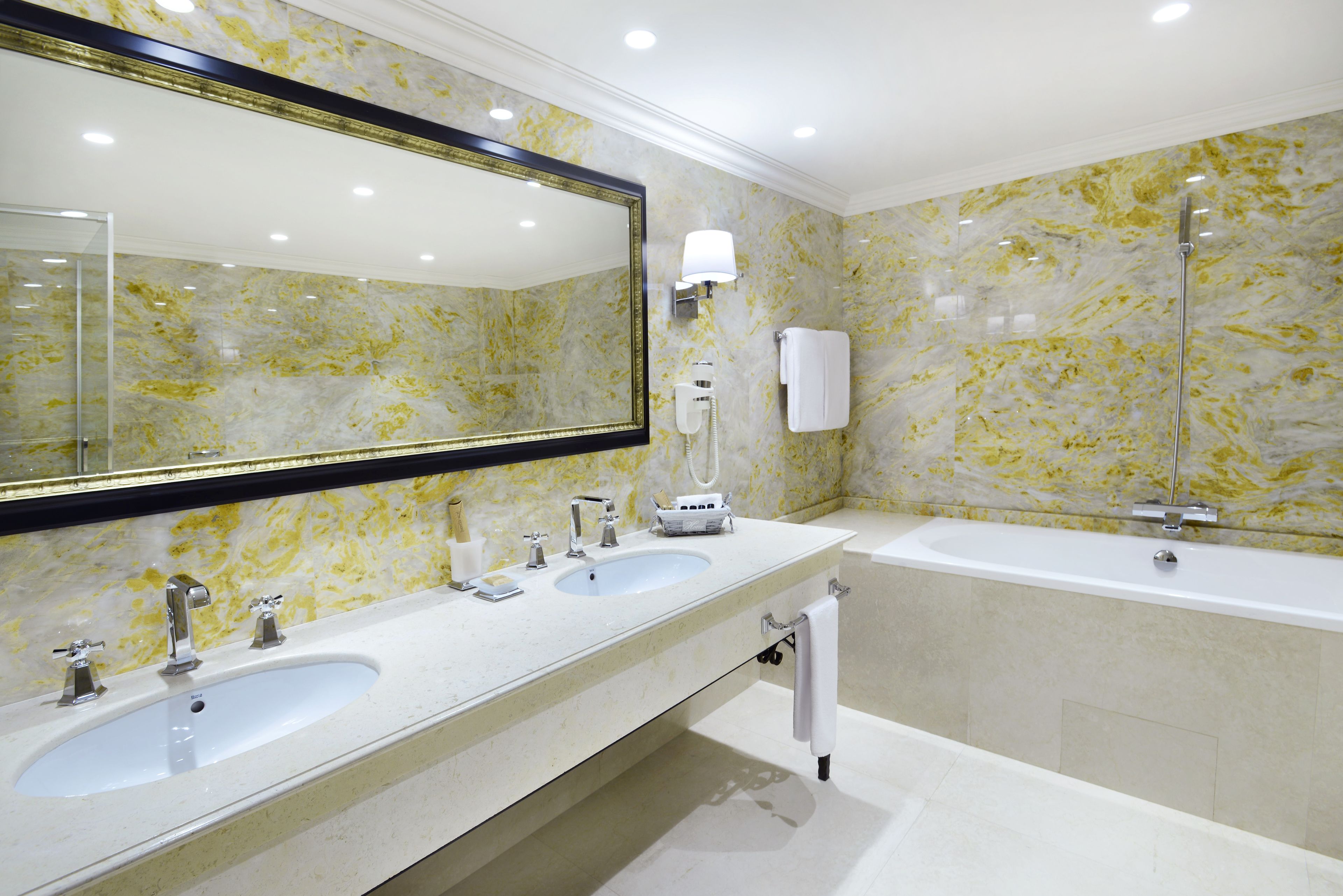 suite, 1 bedroom (new building) | bathroom | shower, free toiletries, hair dryer, slippers