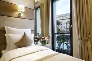 Minibar, in-room safe, desk, free WiFi - Ambassadori Hotel Tbilisi (Tbilisi)