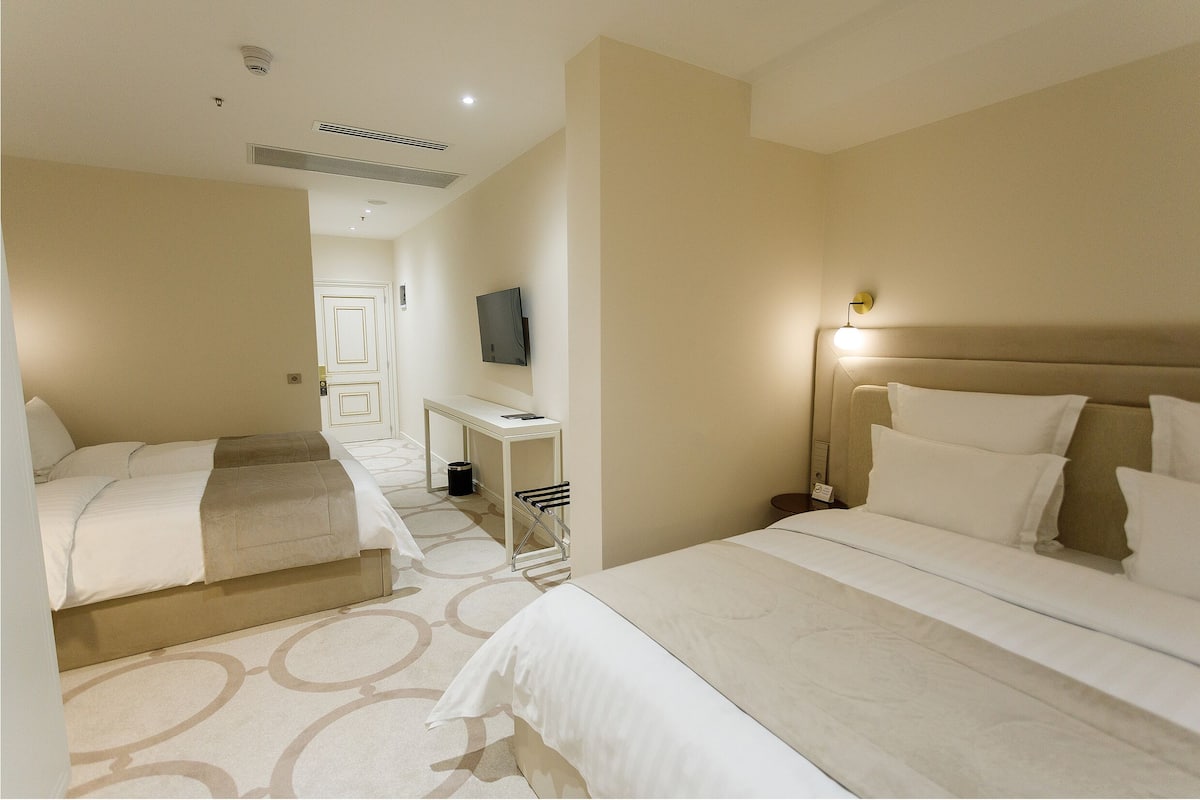 Economy Quadruple Room, Berbilang Katil, Non Smoking, No Windows | 1 bilik tidur, bar mini, peti besi dalam bilik, meja