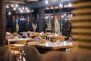 Phục vụ bữa sáng, bữa trưa và bữa tối 