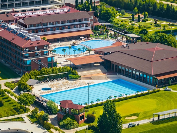 Un hôtel doté de plusieurs piscines, d’un parcours de golf et d’un aménagement paysager luxuriant.