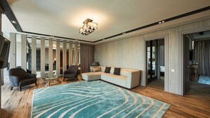 Phòng Suite Royal, hiên | Minibar, két bảo mật tại phòng, bàn, màn/rèm cản sáng 