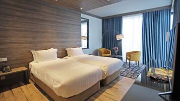 Quarto duplo premier | Frigobar, cofres nos quartos, escrivaninha, cortinas blackout