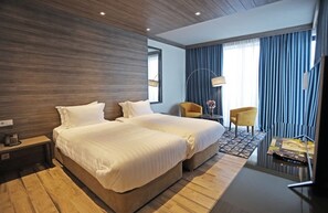 Premier Twin kamer | Een minibar, een kluis op de kamer, een bureau, verduisterende gordijnen