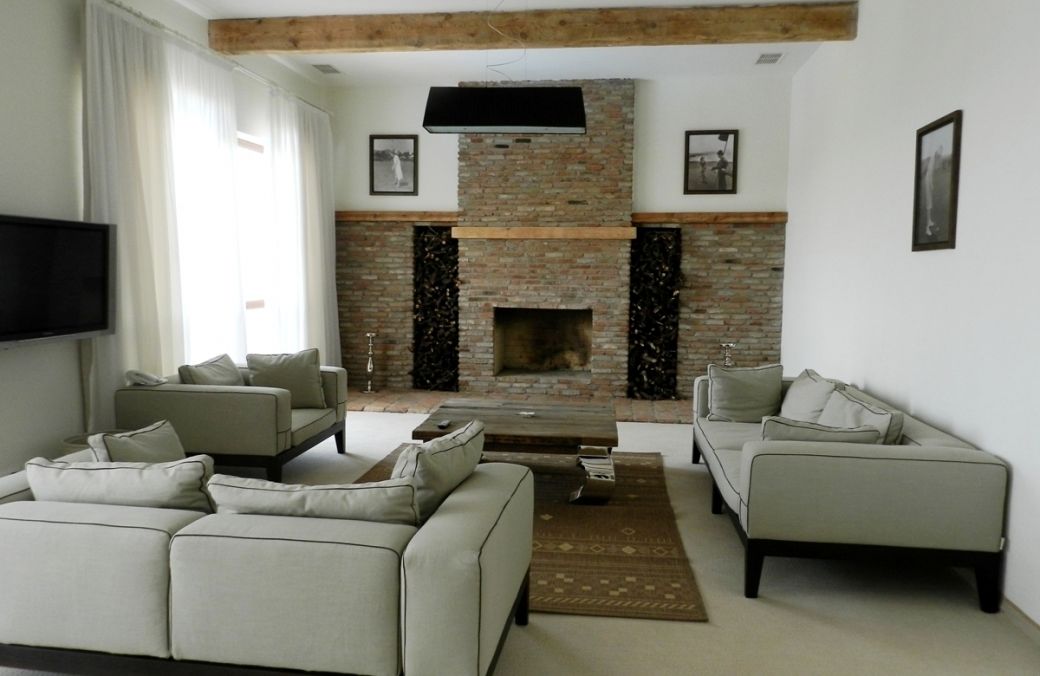 Minibar, caja de seguridad en la habitación y escritorio 