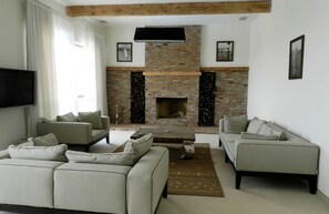 Phòng Suite Presidential, 2 phòng ngủ | Minibar, két bảo mật tại phòng, bàn, màn/rèm cản sáng 