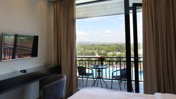 Family Suite | Minibar, in-room safe, desk, blackout curtains