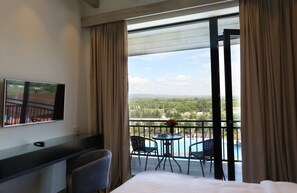 Phòng Suite dành cho gia đình | Minibar, két bảo mật tại phòng, bàn, màn/rèm cản sáng 