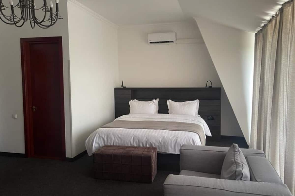 Room, Balcony