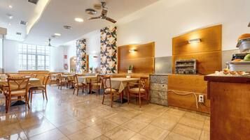 Desayuno buffet (con cargo) los días de semana