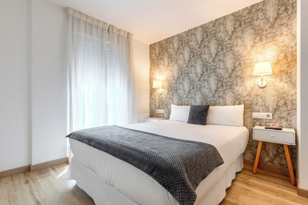 Ropa de cama de alta calidad, escritorio y cortinas blackout