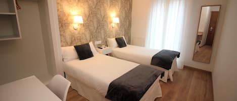 Literie de qualité supérieure, bureau, rideaux occultants