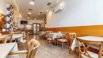 Petit déjeuner buffet servi tous les jours en supplément