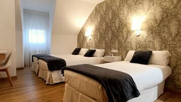 Habitación familiar | Ropa de cama de alta calidad, escritorio, cortinas opacas