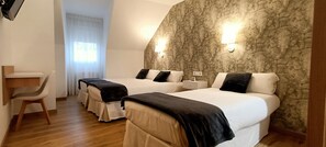 Premium bedding, desk, blackout curtains, iron/ironing board - Hotel Vilagarcia (Vilagarcia de Arousa)