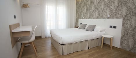 Familie driepersoonskamer | Luxe beddengoed, een bureau, verduisterende gordijnen