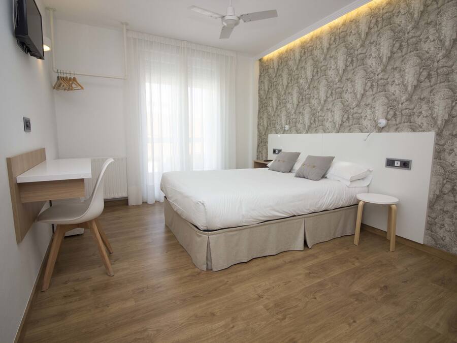 Tripla familiare | Biancheria da letto di alta qualità, una scrivania, tende oscuranti