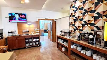 Petit déjeuner buffet (5 EUR par personne)