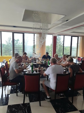 Spécialités Cuisine locale et internationale