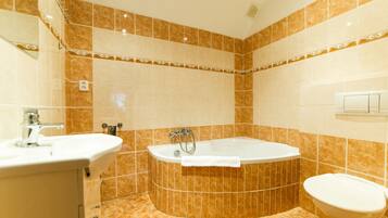 Apartment, Balcony (1st floor) | Bathroom | Free toiletries, hair dryer, towels