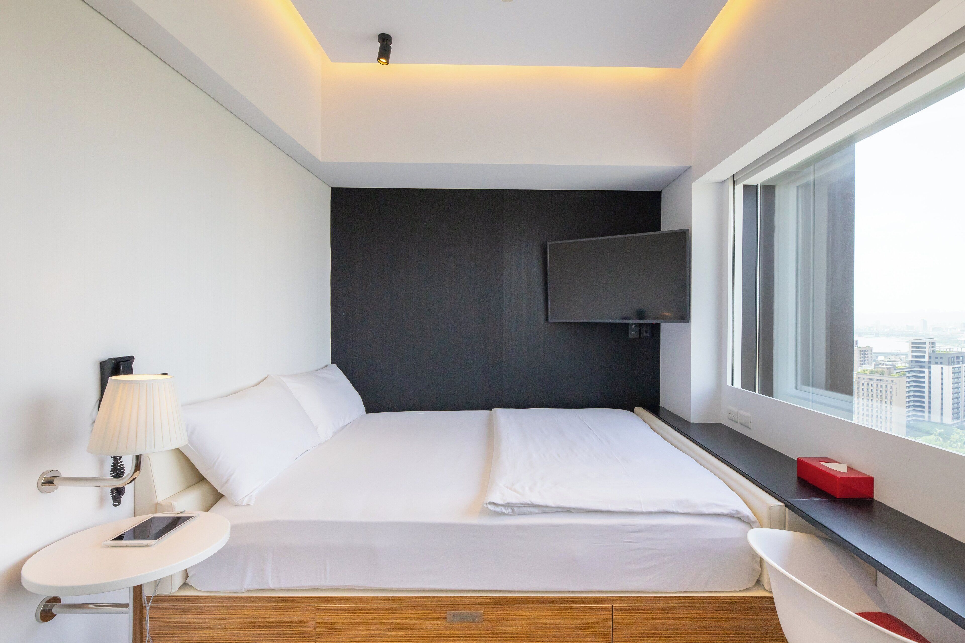 deluxe room, 1 king bed, river view | 1 bedroom, premium bedding, pillow-top beds, in-room safe