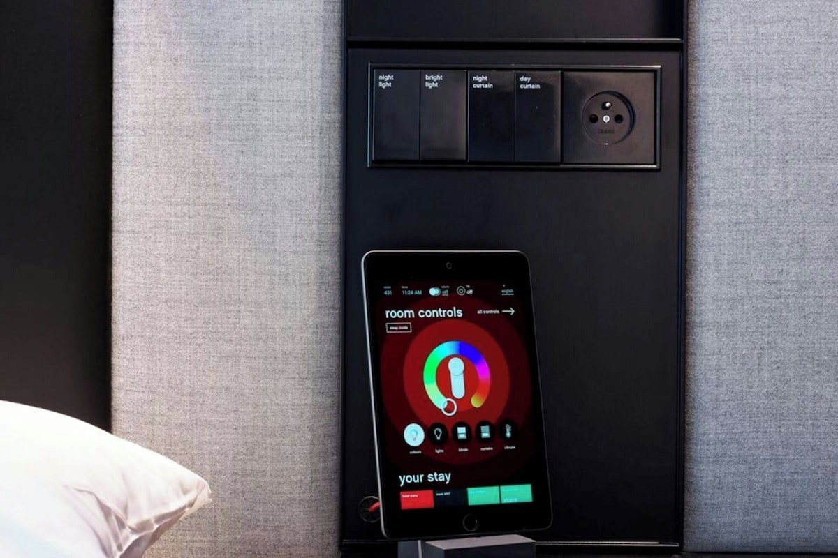 고급 침구, 필로우탑 침대, 객실 내 금고, 책상