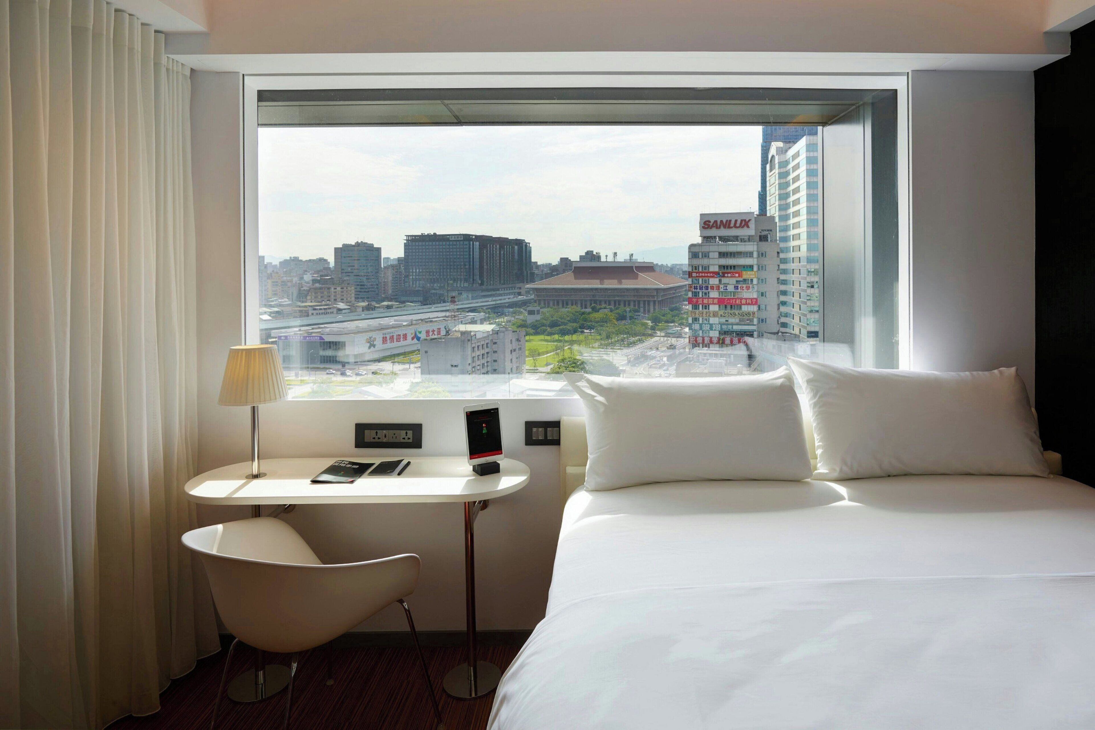 고급 침구, 필로우탑 침대, 객실 내 금고, 책상