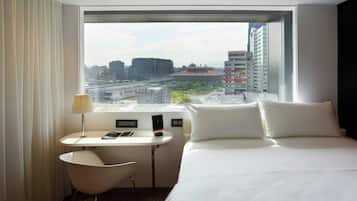 أغطية فراش متميزة وأسرّة بطبقة علوية مريحة وخزنة داخل الغرفة ومكتب