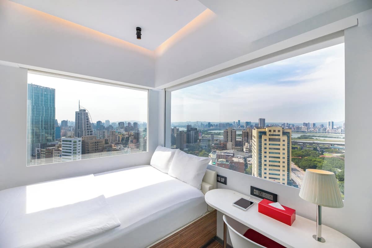Deluxe Room, 1 King Bed, River View | City view