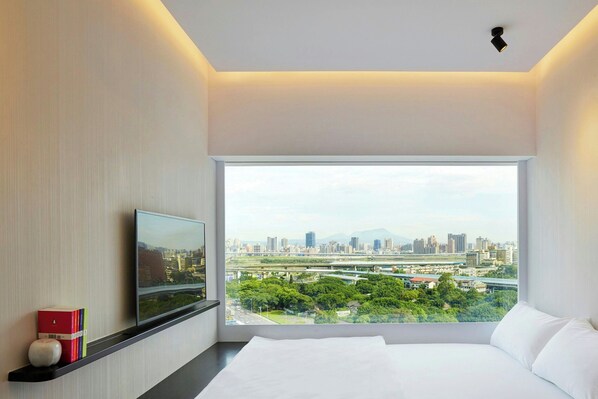 Premium Room, 1 Double Bed, River View (View) | Premium bedding, pillowtop beds, in-room safe, desk - citizenM Taipei North Gate (Taipei)