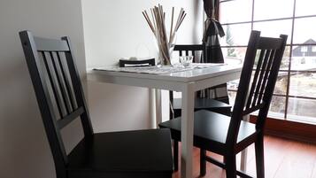 Departamento Confort, 2 habitaciones, cocineta | Área de sala de estar | Televisión de pantalla plana