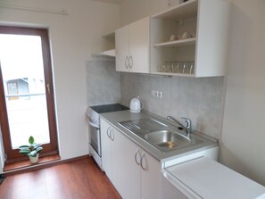 Comfort Apartment, 2 Bedrooms, Kitchenette | Private kitchenette | Fridge, oven, stovetop, coffee/tea maker