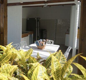 Full-size fridge, microwave, stovetop, coffee/tea maker