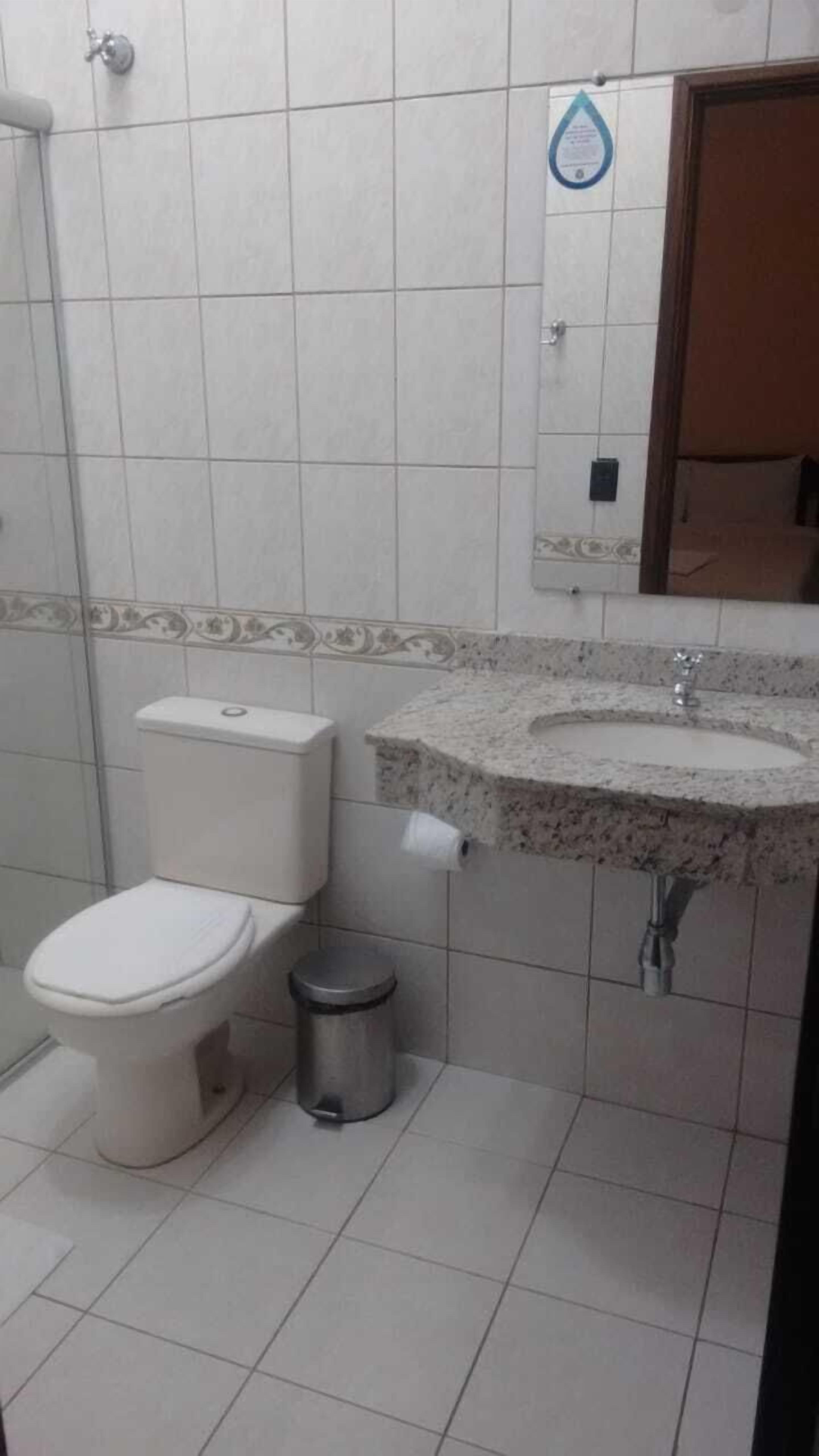 Douche, articles de toilette gratuits, bidet, serviettes fournies