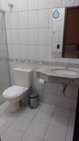 Ducha, artículos de tocador gratuitos, bidet, toallas