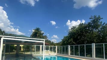 Kolam renang indoor, dengan kursi berjemur