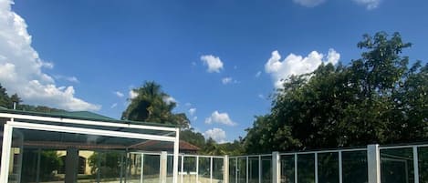 Piscina interna, funciona das 9h30 às 22h, espreguiçadeiras