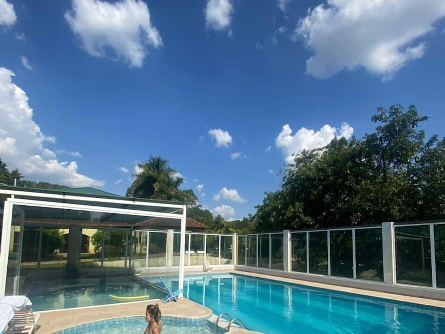 SisĂ€uima-allas avoinna 9.30â22.00, aurinkotuoleja