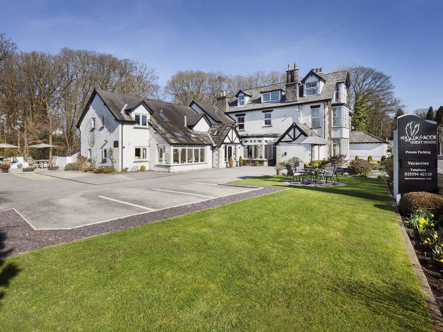 Een bureau, verduisterende gordijnen, een strijkplank/strijkijzer