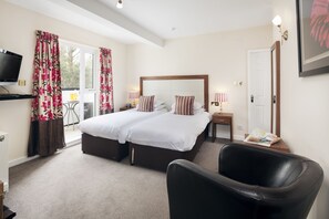 Double or Twin Room, Balcony ( Room 7 Ground Floor) | Schreibtisch, Verdunkelungsvorhänge, Bügeleisen/Bügelbrett