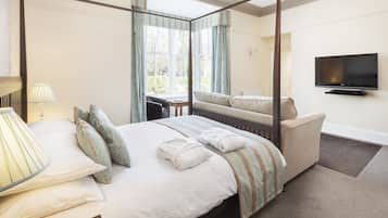 Deluxe Double Room (Room 11 Ground Floor) | Bàn, màn/rèm cản sáng, bàn ủi/dụng cụ ủi quần áo