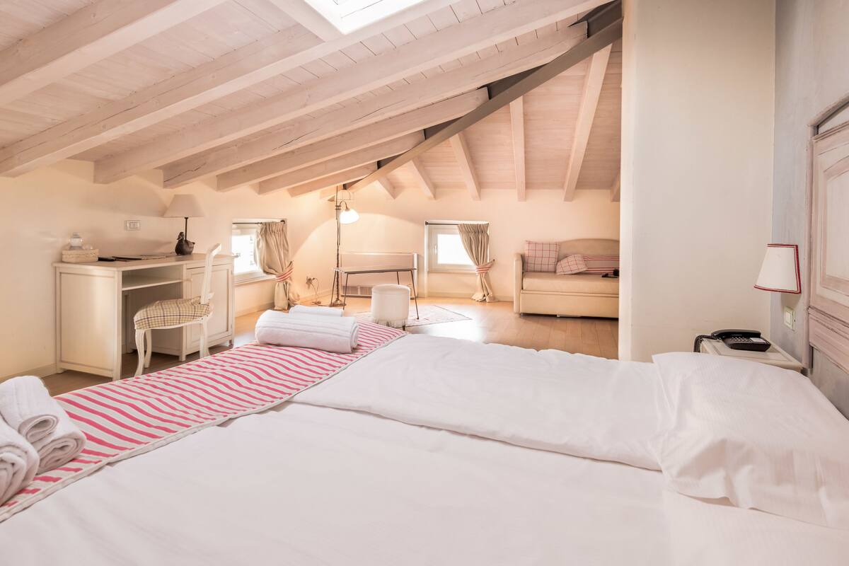 standard quadruple room, 1 bedroom | in-room safe, individually decorated, desk, blackout curtains