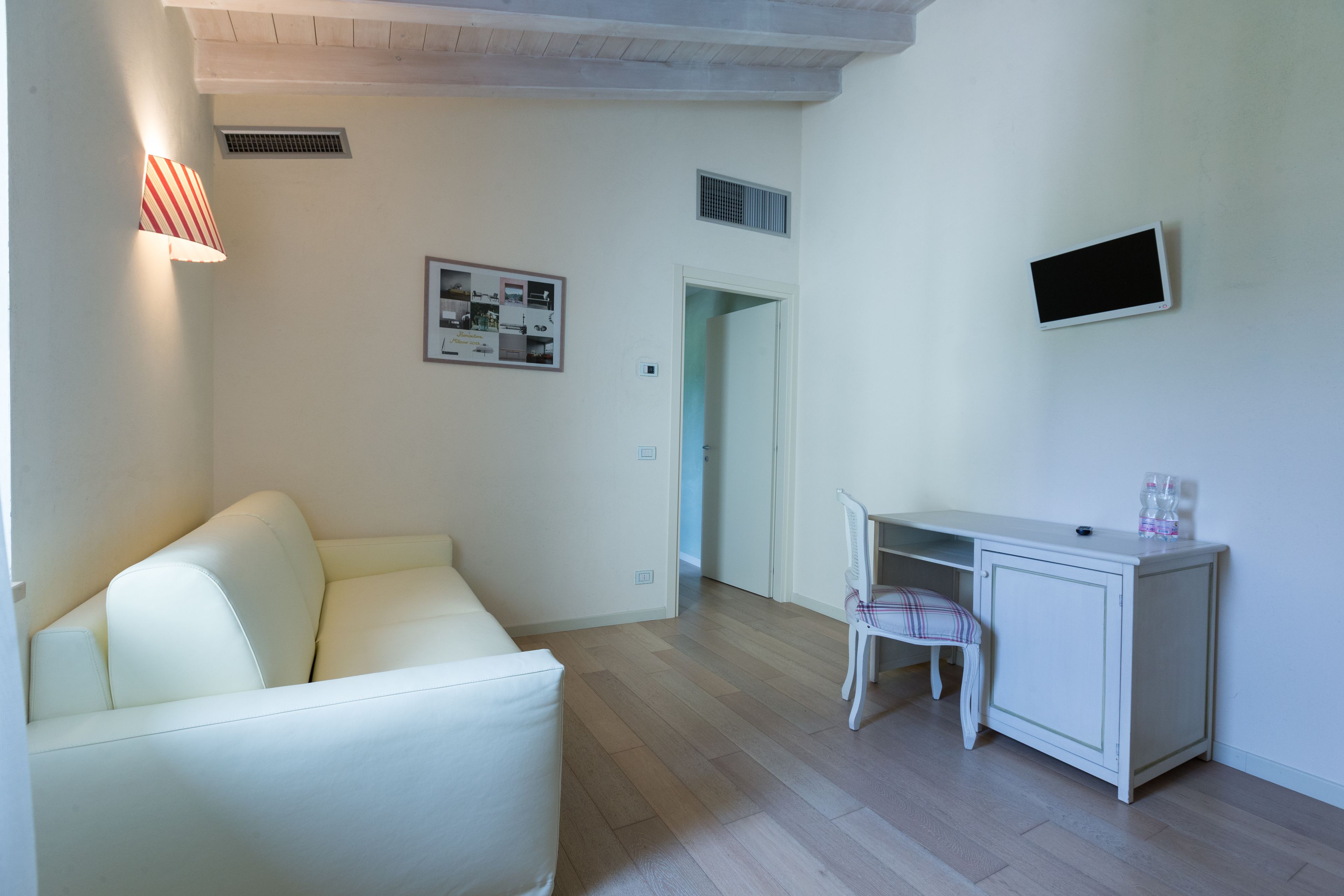 suite | living area | 24-inch flat-screen tv with digital channels, tv