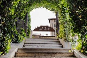 A stone staircase leading to a gated entrance with a sign reading "Villa Moron." - Hotel Villa Moron (Negrar)