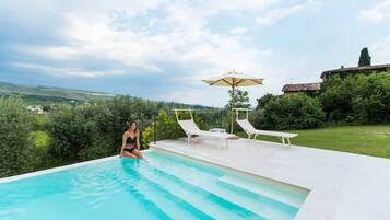 Alberca al aire libre por temporada y sombrillas en la alberca