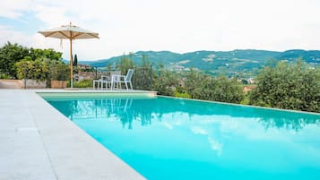 Piscina stagionale all'aperto, ombrelloni da piscina, lettini