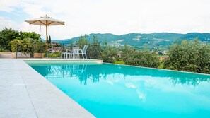 Seasonal outdoor pool, open 8:00 AM to 7:30 PM, pool umbrellas - Hotel Villa Moron (Negrar)