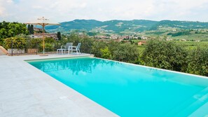 Seasonal outdoor pool, open 8:00 AM to 7:30 PM, pool umbrellas - Hotel Villa Moron (Negrar)